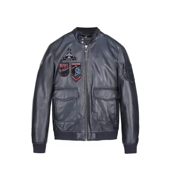 vest en cuir bleu marine, avec patch brodé sur la poitrine, en référence à la Patrouille de France