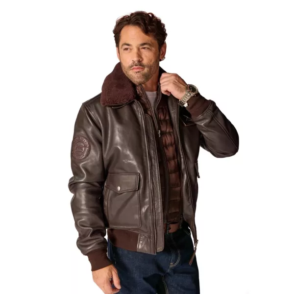 Col fourrure de mouton amovible, marron, en ton sur ton.