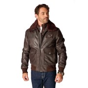 Veste en cuir marron, avec un patch sur le coeur arborant le logo de l'armée de l'air et de l'espace en metal.