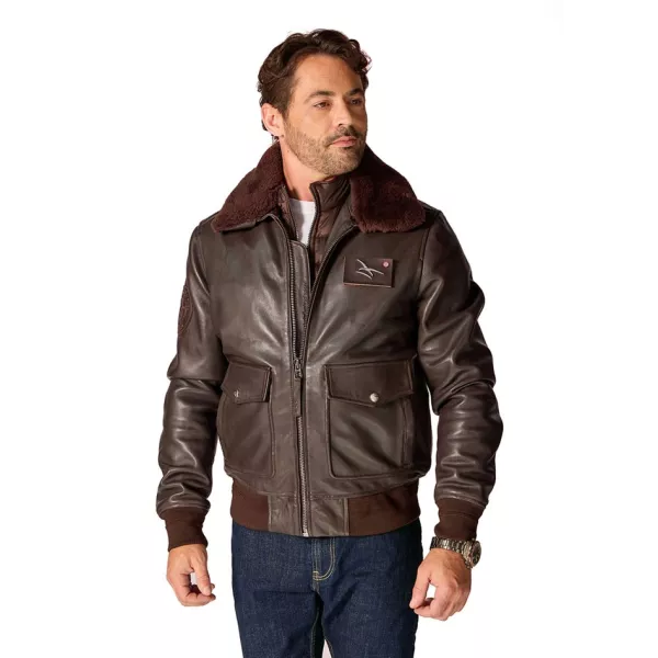 Veste en cuir marron, avec un patch sur le coeur arborant le logo de l'armée de l'air et de l'espace en metal.