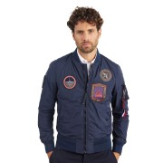 Veste bleue avec des patchs brodés sur le haut, à l'avant et sur les épaules.