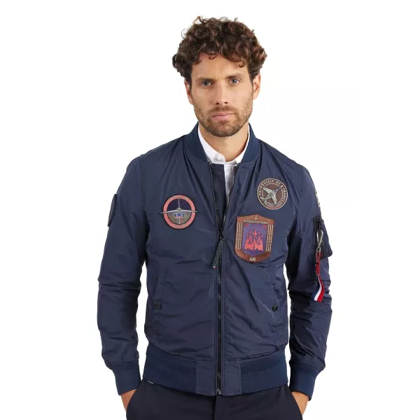 Veste bleue avec des patchs brodés sur le haut, à l'avant et sur les épaules.