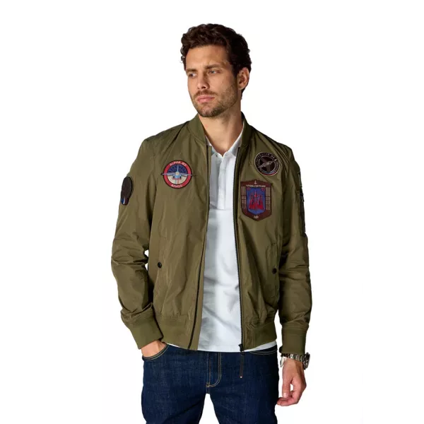 Veste kaki avec plusieurs patchs d'aviation sur le haut de la veste, à l'avant et sur les manches.