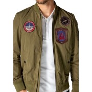 3 patchs brodés avec des références à la Patrouille de France, cousus sur l'avant de la veste.