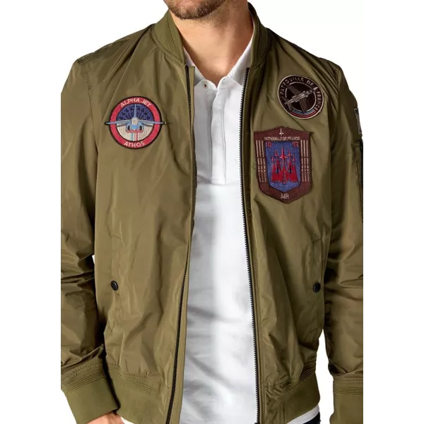 3 patchs brodés avec des références à la Patrouille de France, cousus sur l'avant de la veste.