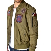 Patch avec un alpha jet stylisé sur l'épaule.