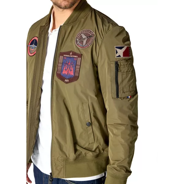 Patch avec un alpha jet stylisé sur l'épaule.