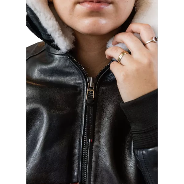 Zipps Patrouille de France fermant le blouson.