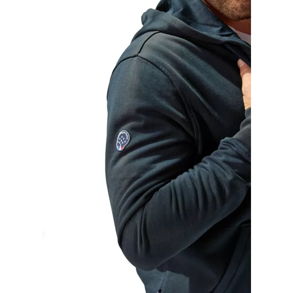 Patch Patrouille de France sur l'épaule droite.