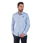 Chemise bleu ciel avec liseré tricolore au niveau des boutons.