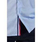 Petit drapeau français accroché en bas à droite de la chemise.