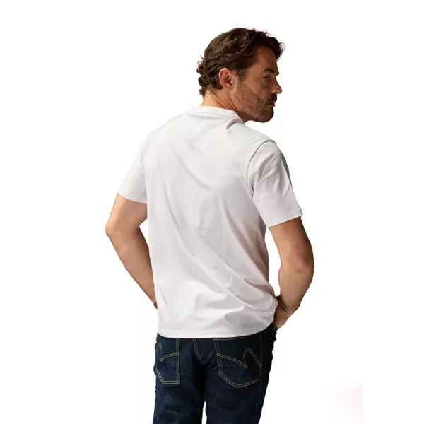 T-shirt blanc sur le dos, sans inscription.