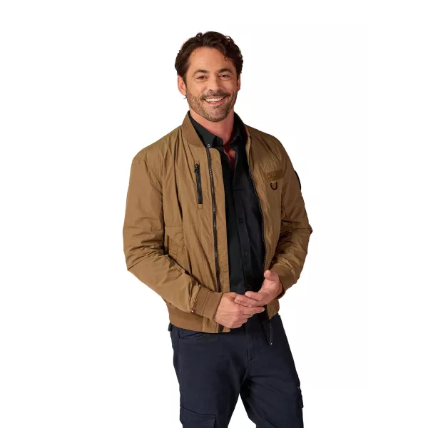 Veste verte avec zip central.