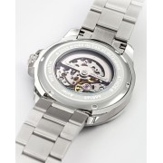 Dos de la montre laissant apparaitre le mécanisme de la montre.