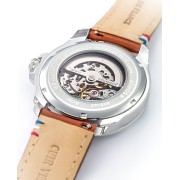 Dos de la montre laissant apparaitre le mécanisme de la montre, détails tricolores brodés sur le bracelet.