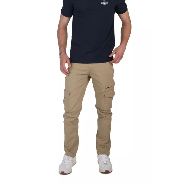 petit drapeau français attaché au dessus de la poche à raglan gauche