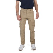 Pantalon de couleur sable avec 2 poches à rabats au niveau des cuisses