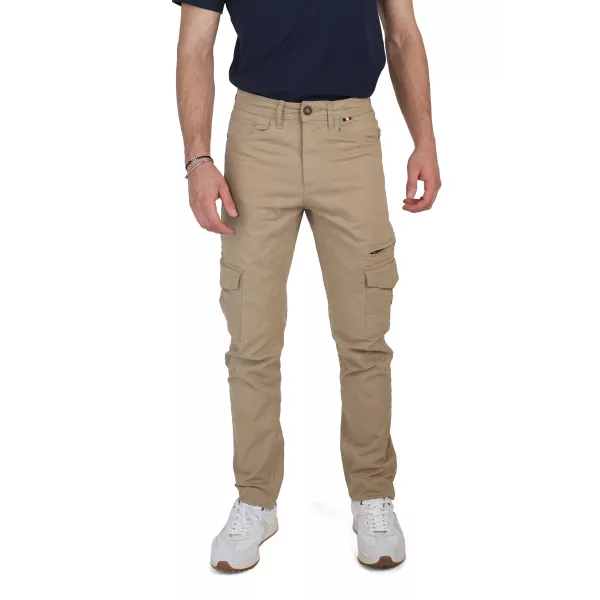 Pantalon de couleur sable avec 2 poches à rabats au niveau des cuisses