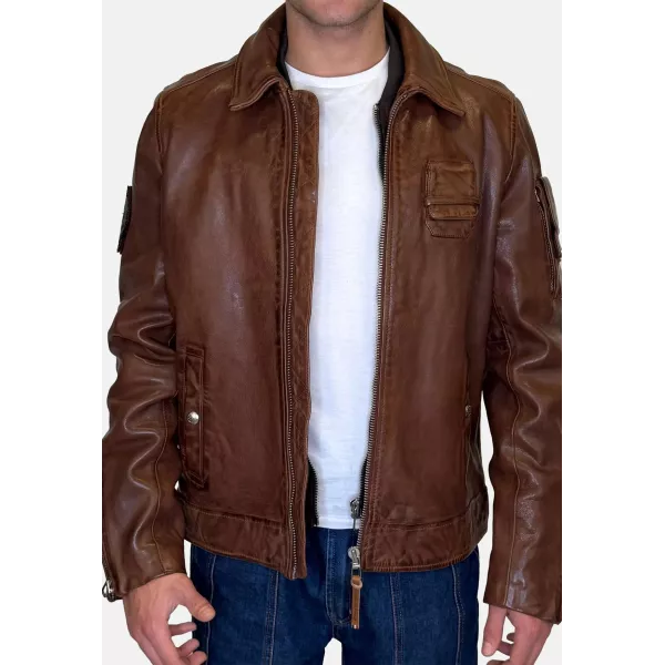 Blouson en cuir marron.