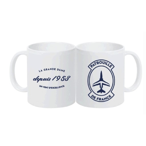 Mug blanc avec deux inscriptions bleu marine : sur le recto l'alpha-jet, sur le verso "depuis 1958"