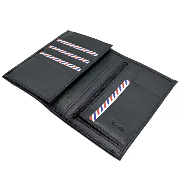 7 poches pour les cartes sur le premier volet, une poche zippée supplémentaire et une pour les pièces sur le volet droit.