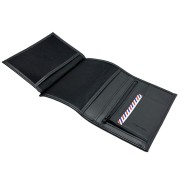 À l'arrière, une grande poche dorsale permet de ranger billets et autres documents.