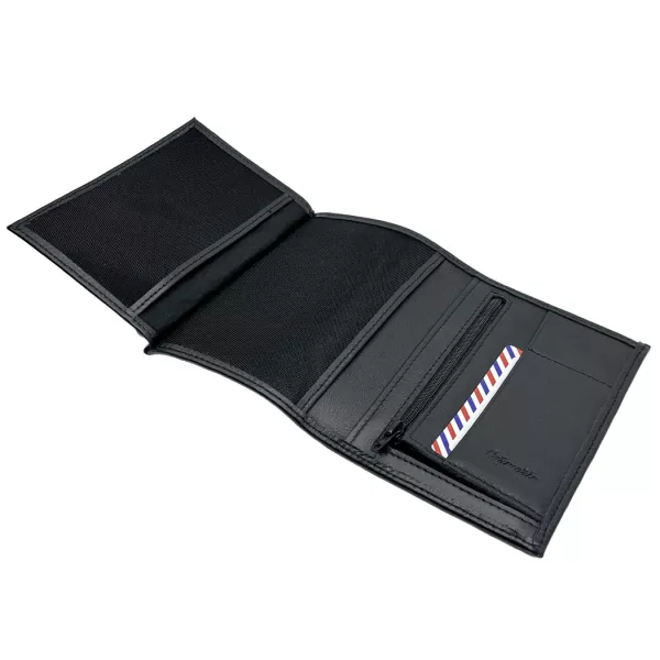 À l'arrière, une grande poche dorsale permet de ranger billets et autres documents.