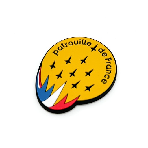Magnet en relief de l'insigne de la Patrouille de France, sur fond jaune.