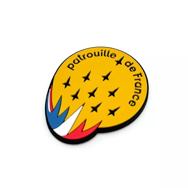 Magnet en relief de l'insigne de la Patrouille de France, sur fond jaune.
