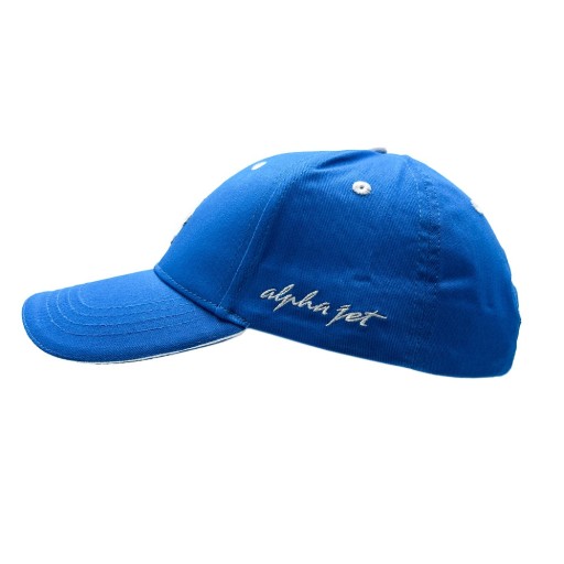 Côté gauche de la casquette avec l'inscription "Alpha Jet" brodé en blanc.