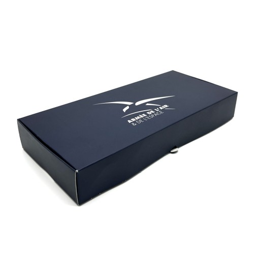 Boîte coffret bleu marine avec logo blanc de l'armée de l'Air et de l'Espace sur le dessus.