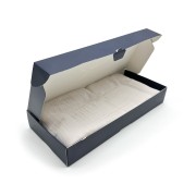 Chèche présenté plié dans sa boite.