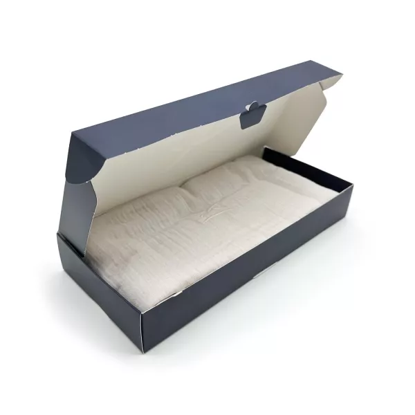 Chèche présenté plié dans sa boite.