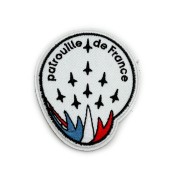Patch en tissu sur fond blanc, avec l'insigne de la Patrouille de France en noir et tricolore