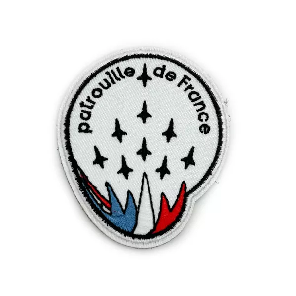 Patch en tissu sur fond blanc, avec l'insigne de la Patrouille de France en noir et tricolore