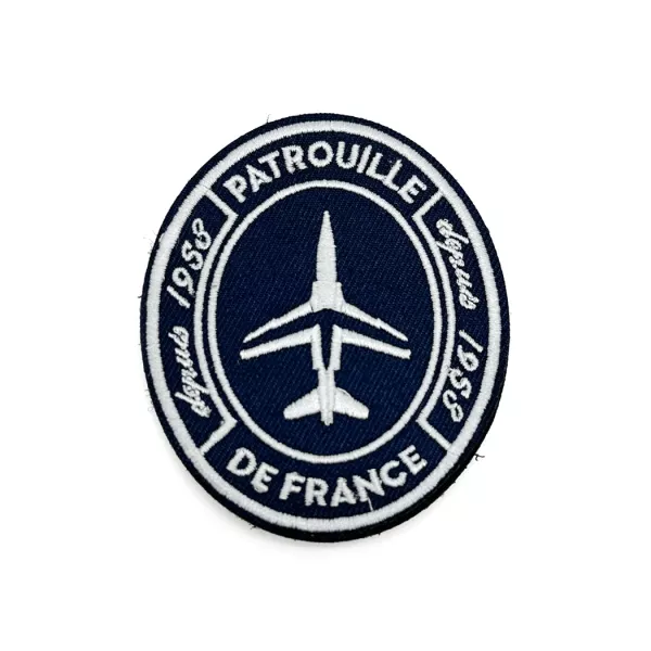 Patch sur tissu bleu marine, avec broderie blanche de la Patrouille de France et de l'alpha-jet