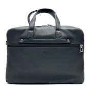 Revers du sac avec logo Larmorie embossé dans le cuir et pièces en métal.