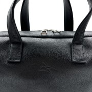 Embossage fin, en relief, du logo de l'armée de l'air et de l'espace, sur le haut du sac