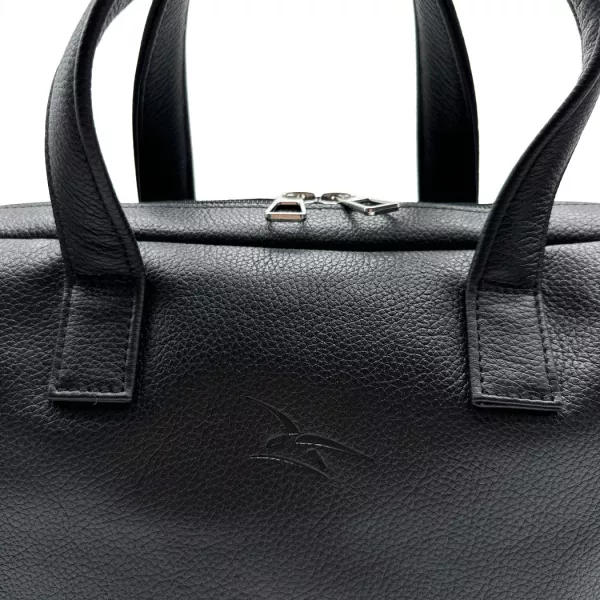 Embossage fin, en relief, du logo de l'armée de l'air et de l'espace, sur le haut du sac