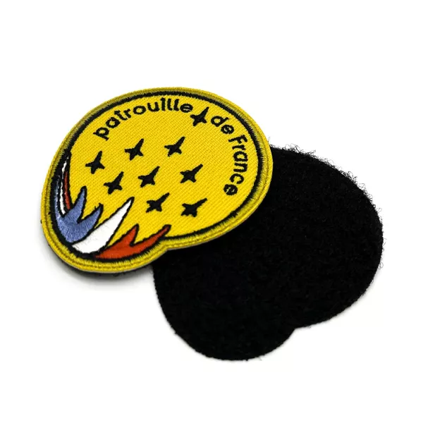 Patch en tissu avec l'insigne de la Patrouille de France sur fond jaune.