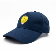 Casquette bleue marine avec patch de l'insigne de la Patrouille de France sur l'avant, sur fond jaune.