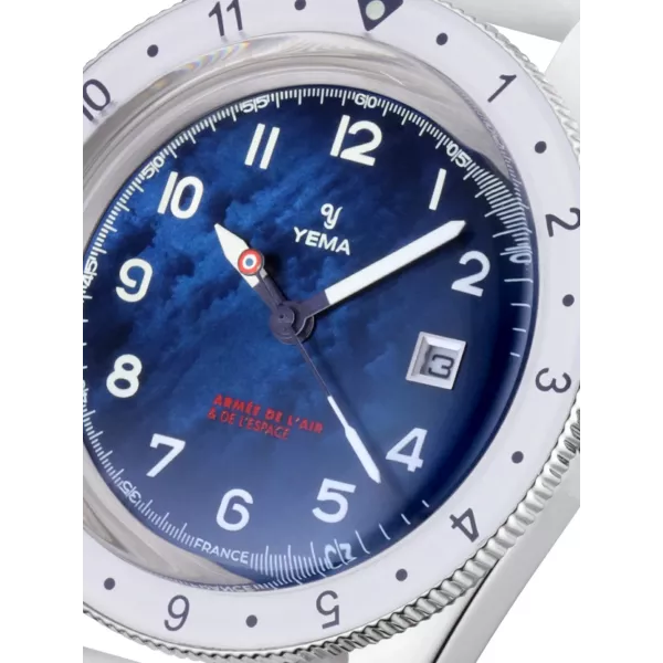 Cadran Bleu avec chiffres et aiguilles blancs. Cocarde tricolore sur la trotteuse.