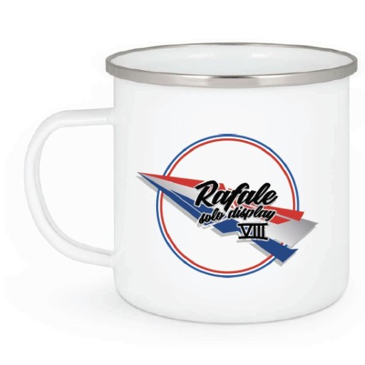 Mug en metal peint en blanc, avec illustration du Rafale Solo Display en bleu, noir et rouge.