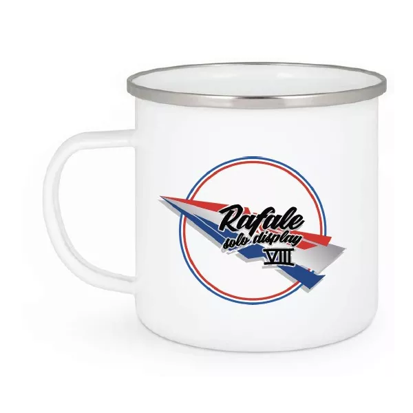 Mug en metal peint en blanc, avec illustration du Rafale Solo Display en bleu, noir et rouge.