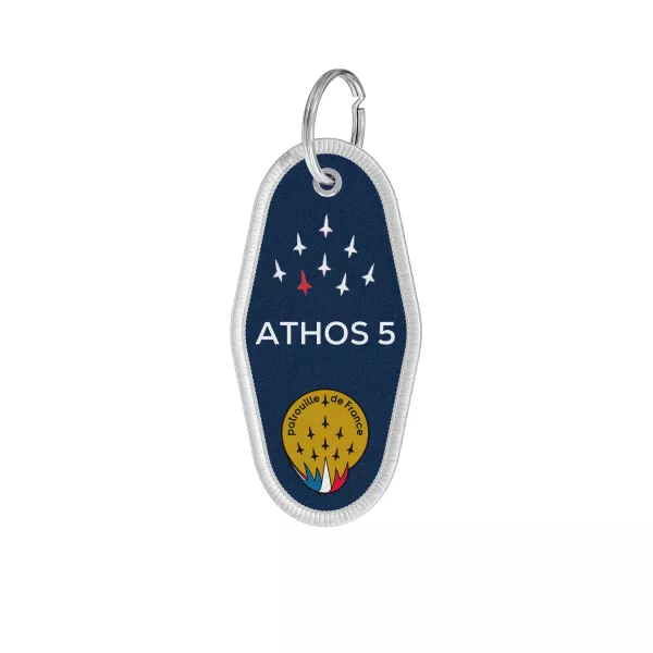 Porte-clé en tissu bleu avec le mot ATHOS 5 écrit en blanc