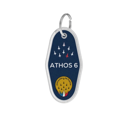 Porte-clé en tissu bleu avec le mot ATHOS 6 écrit en blanc