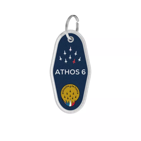 Porte-clé en tissu bleu avec le mot ATHOS 6 écrit en blanc