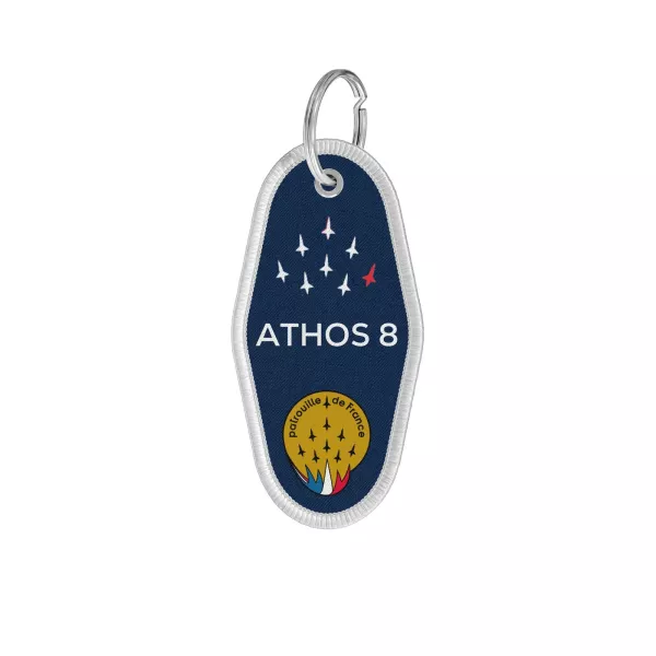 Porte-clé en tissu bleu avec le mot ATHOS 8 écrit en blanc