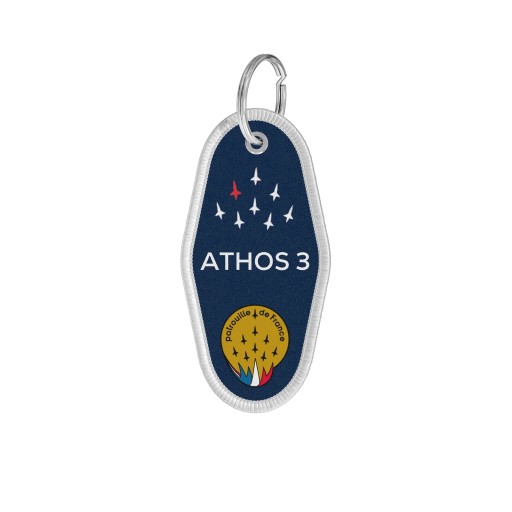 Porte-clé en tissu bleu avec le mot ATHOS 3 écrit en blanc