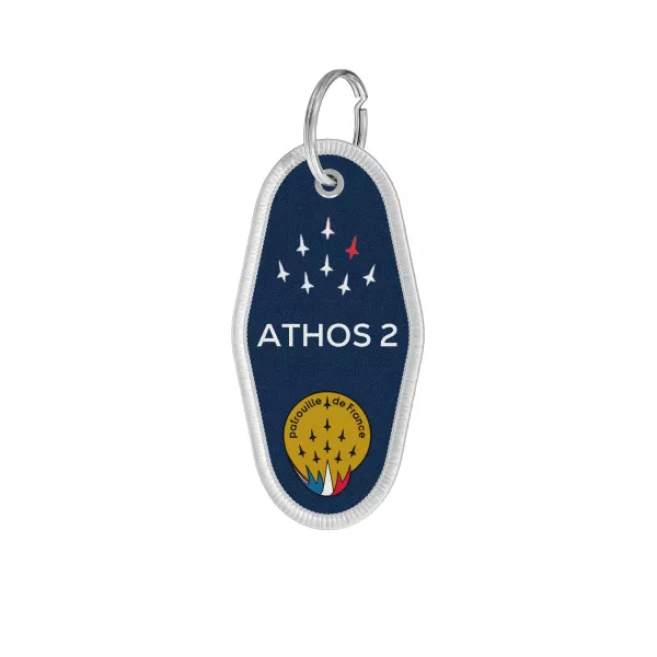 Porte-clé en tissu bleu avec le mot ATHOS 2 écrit en blanc